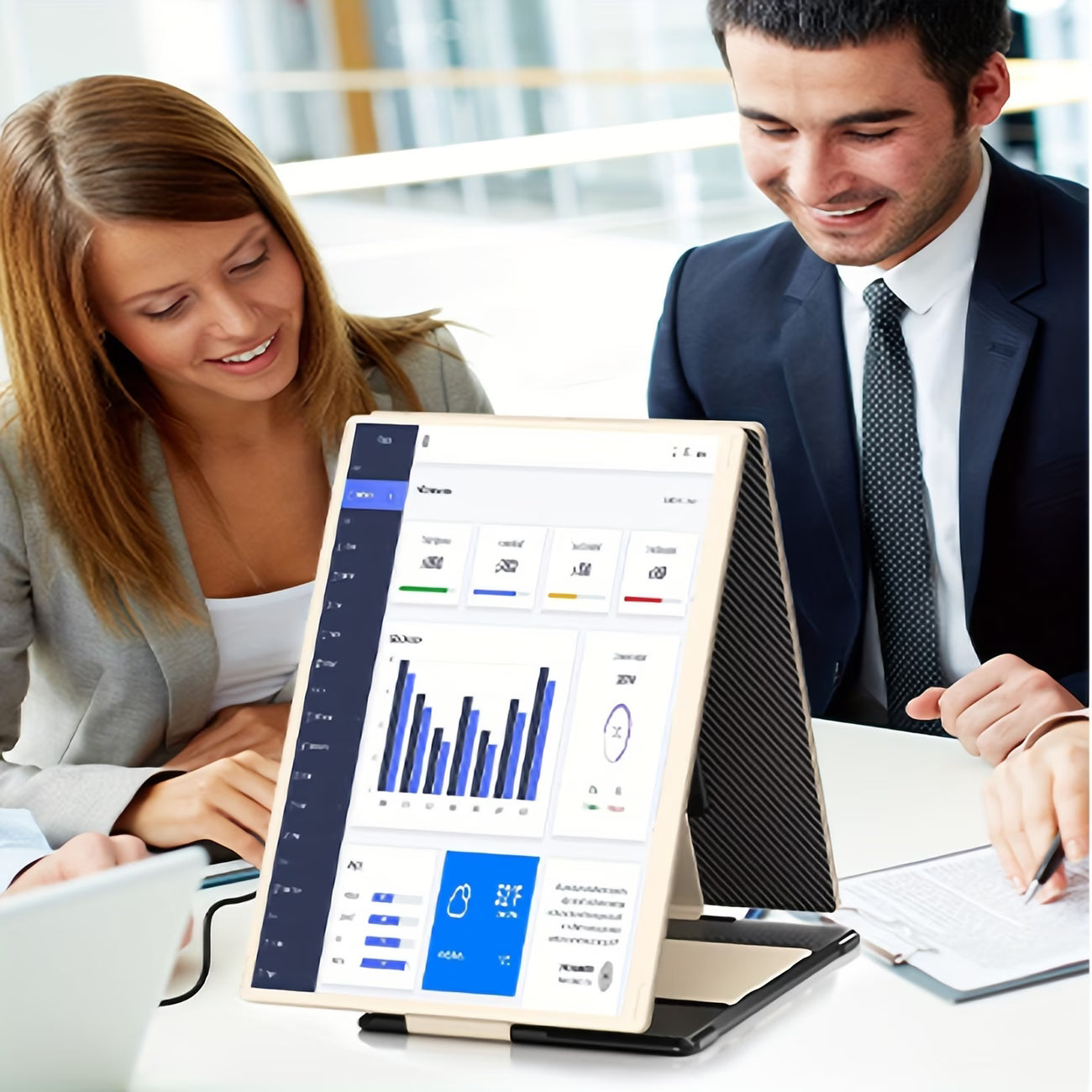 A 15.6-Inch IPS Portable Monitor with a 120% Srgb Color Gamut, This Plug-And-Play Dual-Screen Laptop Extension Is Compatible